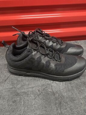 Atlas Men's All-Black Lightweight Training Sneakers Size 10